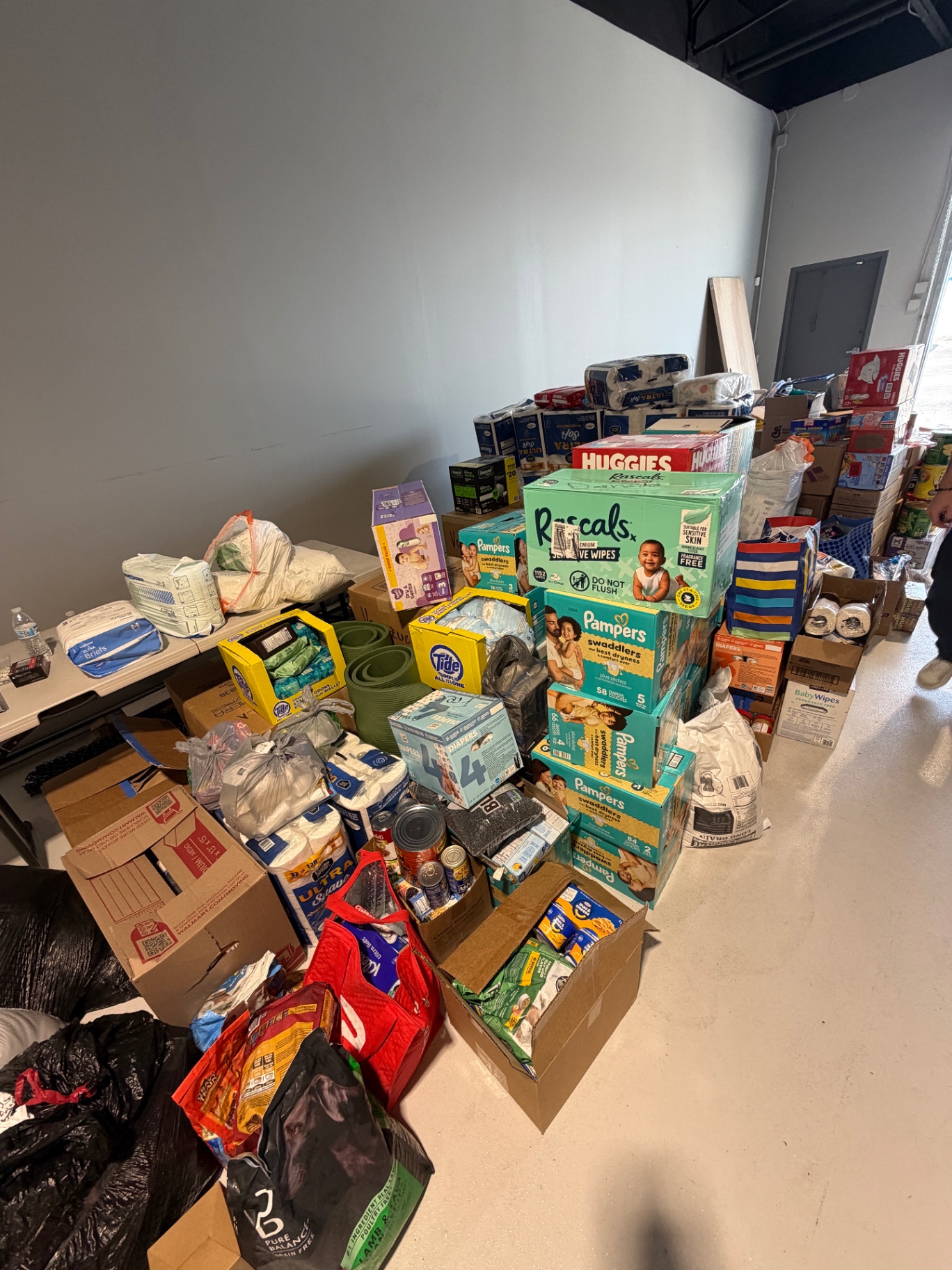 Cajas y donaciones clasificadas en la bodega